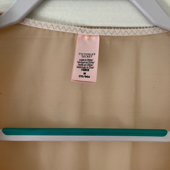 Victoria's Secret White Crochet Lace Bell
Flare Sleeve Bodysuit Teddy Blouse Top - Picture 5 of 6